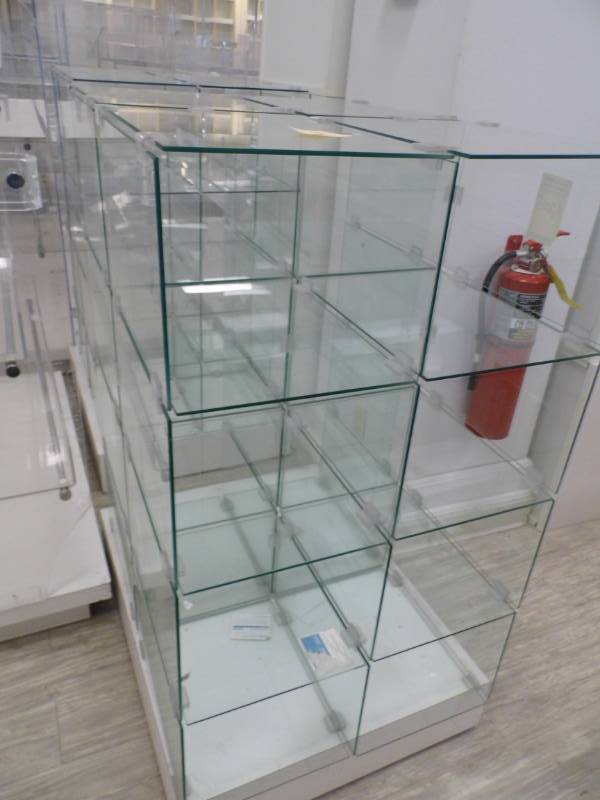 lot 90 image: Lot  of 2 Glass Display Cubes