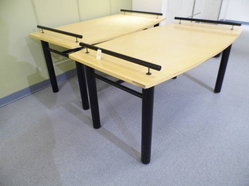 lot 123 image: Lot of 2 Tables