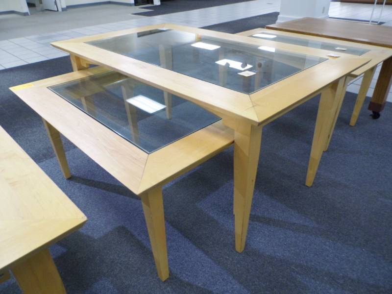 lot 134 image: Lot of 2 Tables