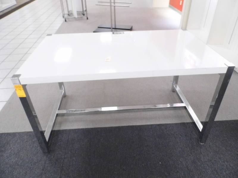 lot 150 image: Table
