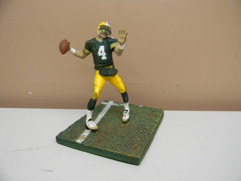 BRETT FARVE GREEN BAY PACKERS FIGURE - NICE - SEE PICTURES