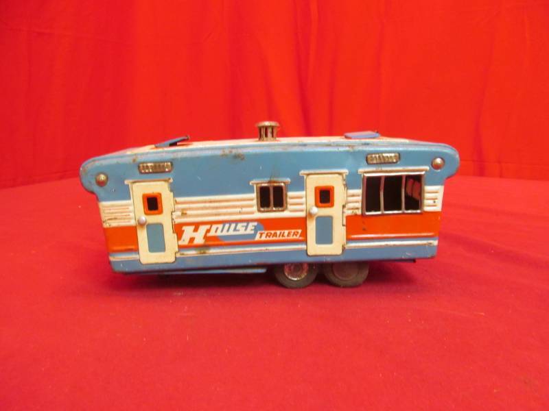 lot 1 image: vintage toy