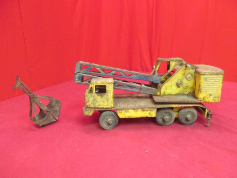 lot 2 image: vintage toy