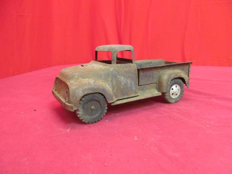 lot 6 image: vintage toy