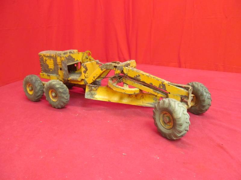 lot 8 image: vintage toy