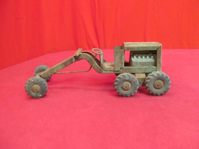 lot 10 image: vintage toy