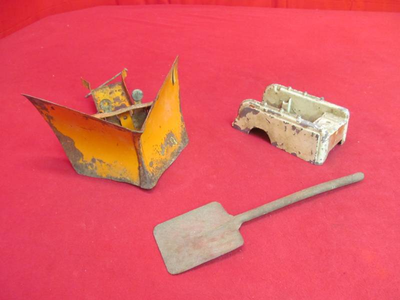 lot 11 image: vintage toy