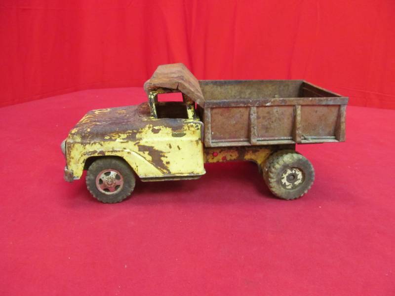 lot 12 image: vintage toy