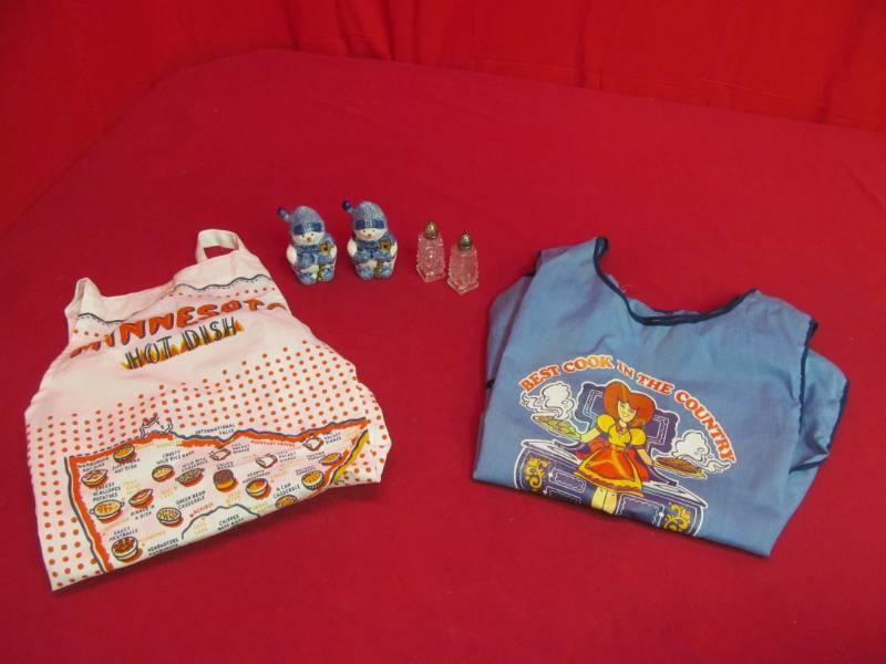 lot 20 image: salt and pepper sets