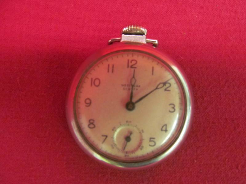 lot 22 image: vintage pocket watch