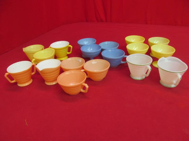 lot 67 image: Modern tone glassware