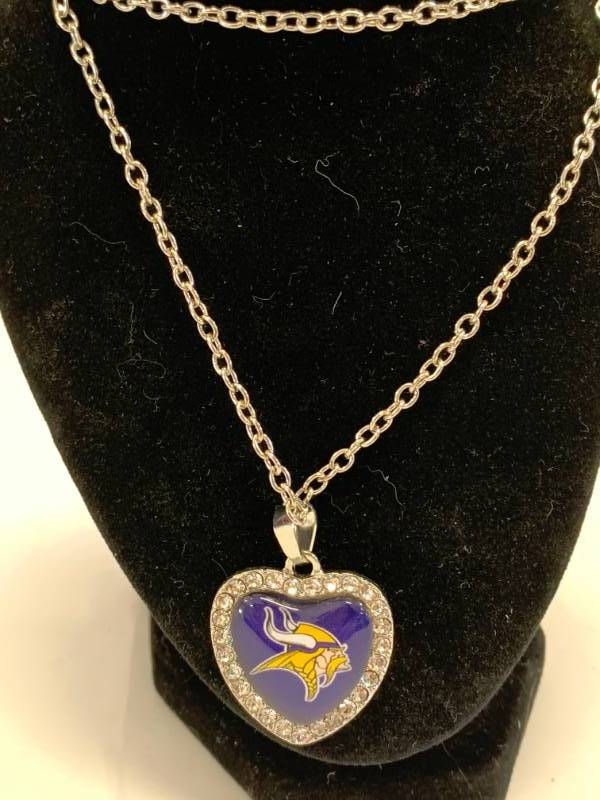 lot 10 image: Womens Minnesota Vikings Handmade Necklace
