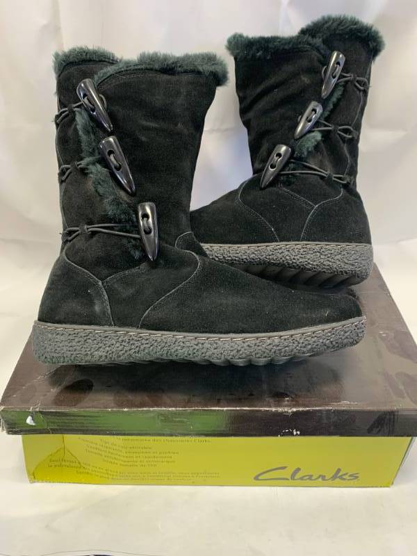 lot 19 image: New Clarks Womens Dakota Boots Size 8