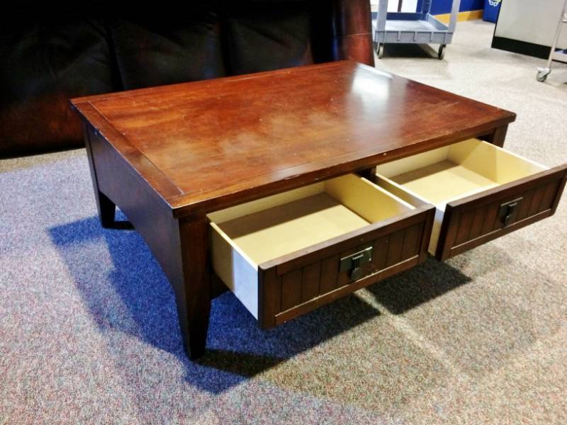 lot 5 image: Klaussner International Large Mahagony Mission Arts & Crafts Style Coffee Table With Drawers - Classic Styling With Gorgeous Accents Including the Hardware - Great Condition