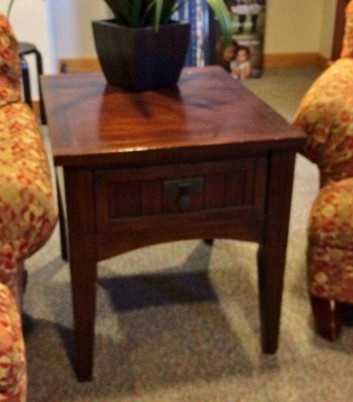 lot 6 image: Klaussner International Large Mahagony Mission Arts & Crafts Style End Table With Drawer - Classic Styling With Gorgeous Accents Including the Hardware - Great Condition