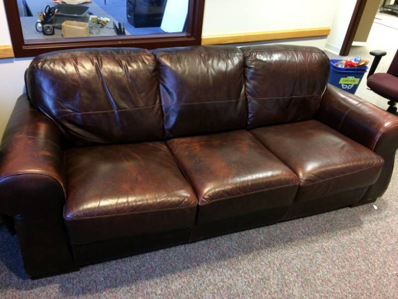 lot 10 image: WOW MSRP $5000 Incanto Group Italian Leather Salerno 3 Seater Sofa - Gorgeous Condition - See Pictures - No Tears 