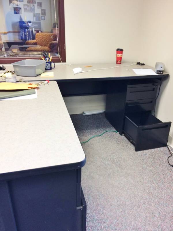 lot 22 image: HIGH QUALITY STEELCASE L Shape Desk Training Workstation Includes 2-2 Drawer Metal Filing Cabinets with Key - Great Condition