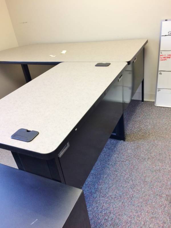 lot 27 image: HIGH QUALITY STEELCASE&nbspL Shape Training Station With Pennisula Table & 2 Drawer Filing Cabinet - Excellent Conditon