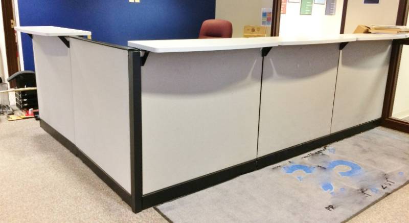 lot 56 image: Steelcase Large Modular Grey&nbspSelf Supporting Reception Desk Area - Dimension To Be Added - Great Condition Contents Not Included