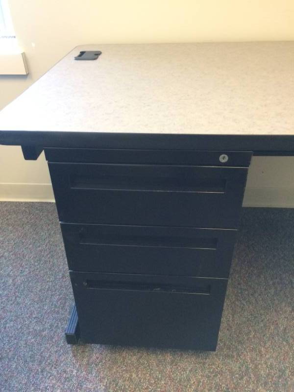 lot 70 image: HIGH QUALITY STEELCASE&nbspDesk Training Workstation Includes 3 Drawer Metal Filing Cabinet - Great Condition