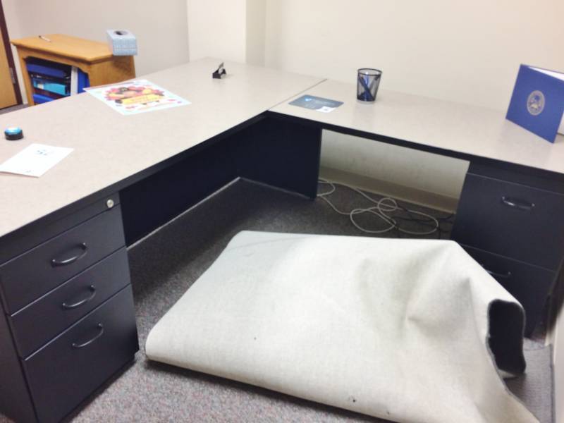 lot 85 image: HIGH QUALITY STEELCASE&nbspLarge L Shaped Right Return Office Workstation with 1-3 Drawer Filing Cabinet & 1-2 Drawer Filing Cabinet - Excellent Condition Contents Not Included
