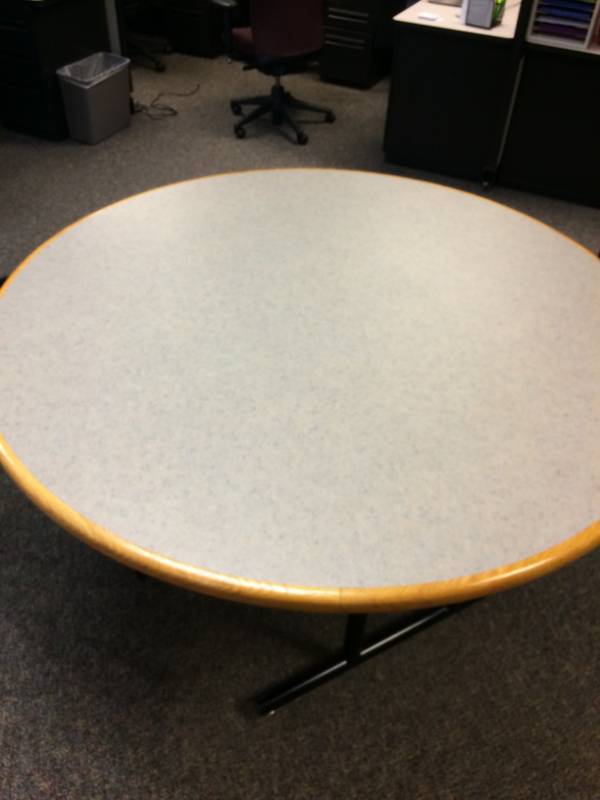 lot 109 image: HIGH QUALITY STEELCASE&nbspLarge Round Office Conference Table - 5 Foot Diameter - Excellent Condition