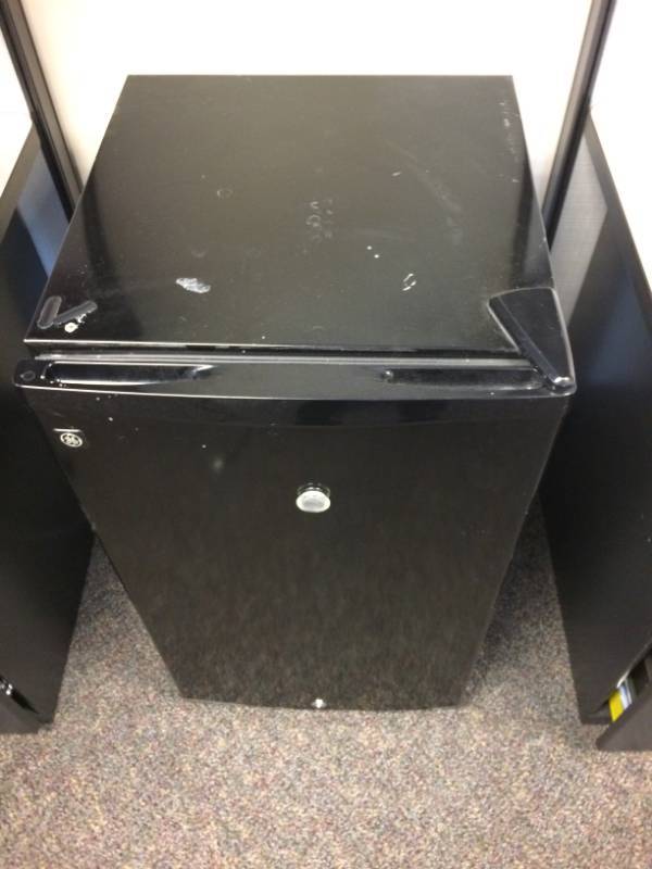 lot 113 image: GE Mini-Fridge - Great Working Condition