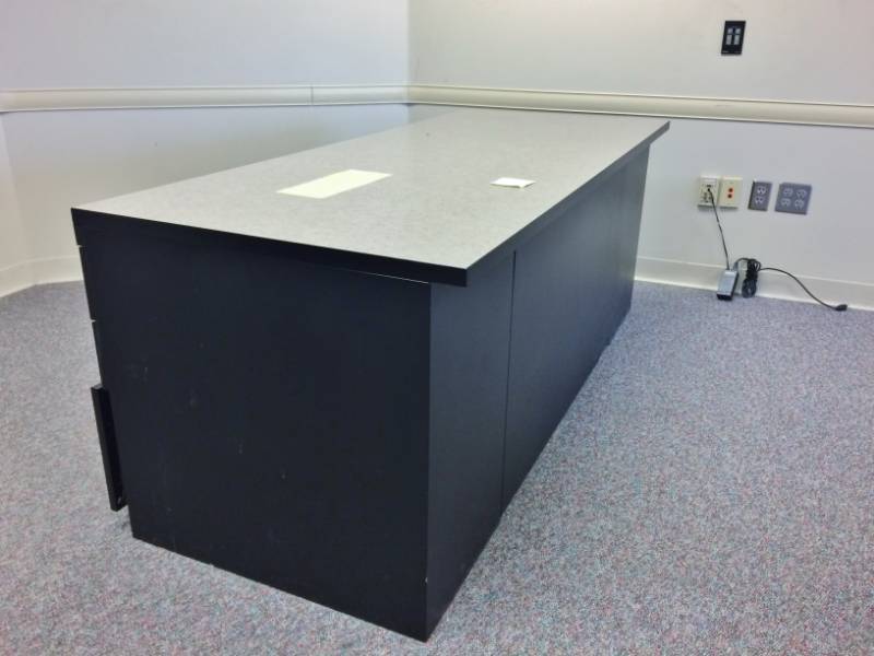 lot 129 image: HIGH QUALITY STEELCASE&nbspOffice Desk with 1-3 Drawer Filing Cabinet & 1-2 Drawer Filing Cabinet - Great Condition 