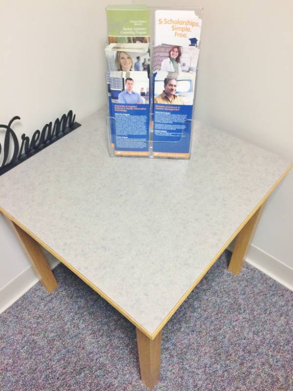lot 187 image: Wood & Laminate Square Corner Side Table - Excellent Condition