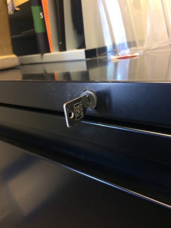 lot 195 image: HIGH QUALITY STEELCASE&nbsp4 Drawer Metal Lateral Filing Cabinet - Excellent Condition