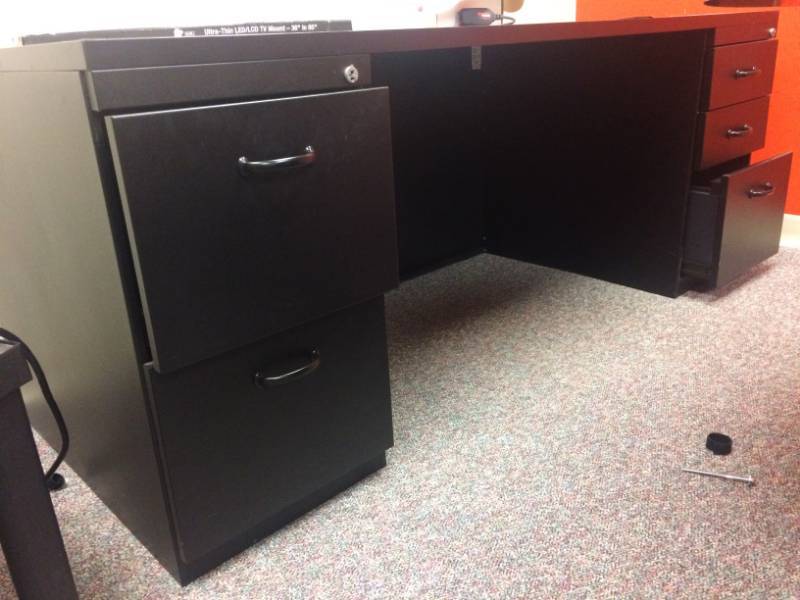 lot 210 image: HIGH QUALITY STEELCASE&nbspOffice Desk - Great Condition