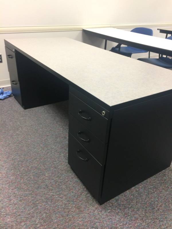 lot 216 image: HIGH QUALITY STEELCASE&nbspoffice Desk - Excellent Condition