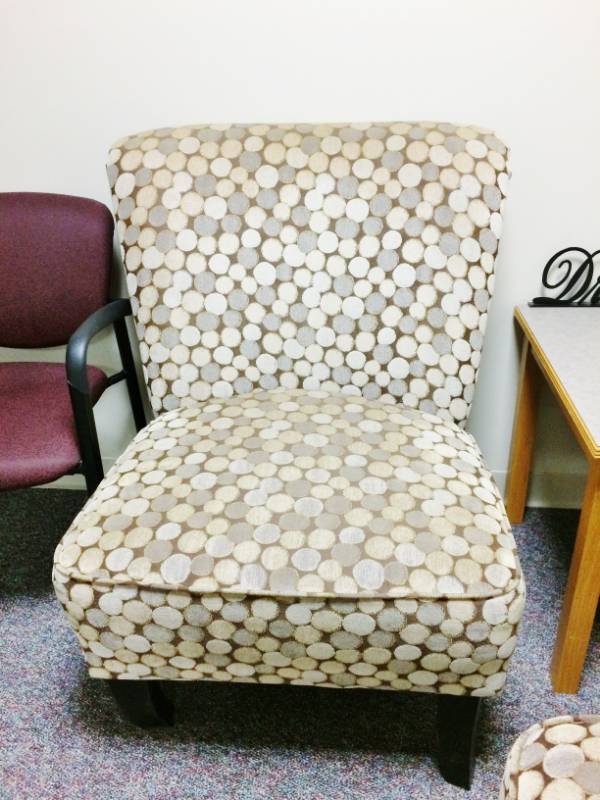 lot 185 image: Gorgeous High Quality Contemporary&nbspUpholstered Slipper Chair by Style-Line Furniture Excellent Condition
