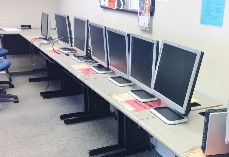 lot 278 image: Lot of 7 HP Monitors - Excellent Working Condition Only The Monitors For Sale In This Lot