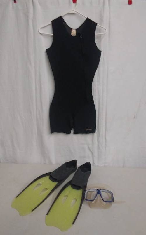 lot 22 image: Womens Wet Suit Size XS, Size 34 Fins & Mask