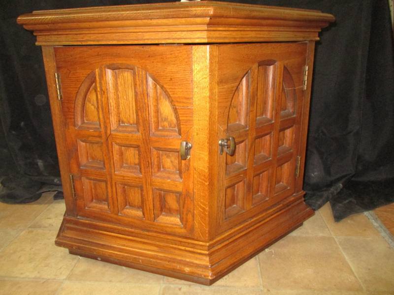 Beautiful real wood End Table great condition
