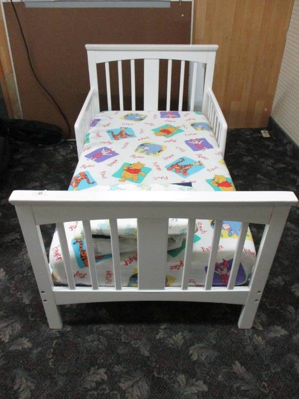 Nice Toddler bed and extra sheets