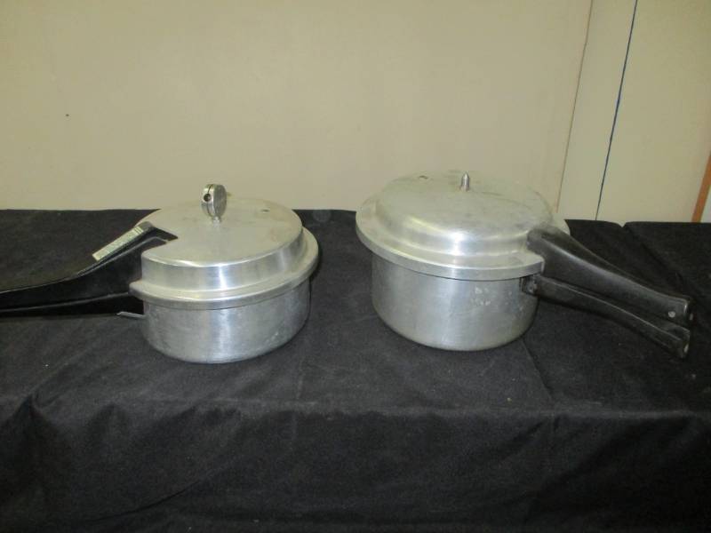 2 pressure cookers