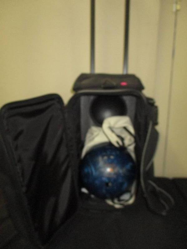 Columbia 300 Bowling ball with rolling Bag with handle
