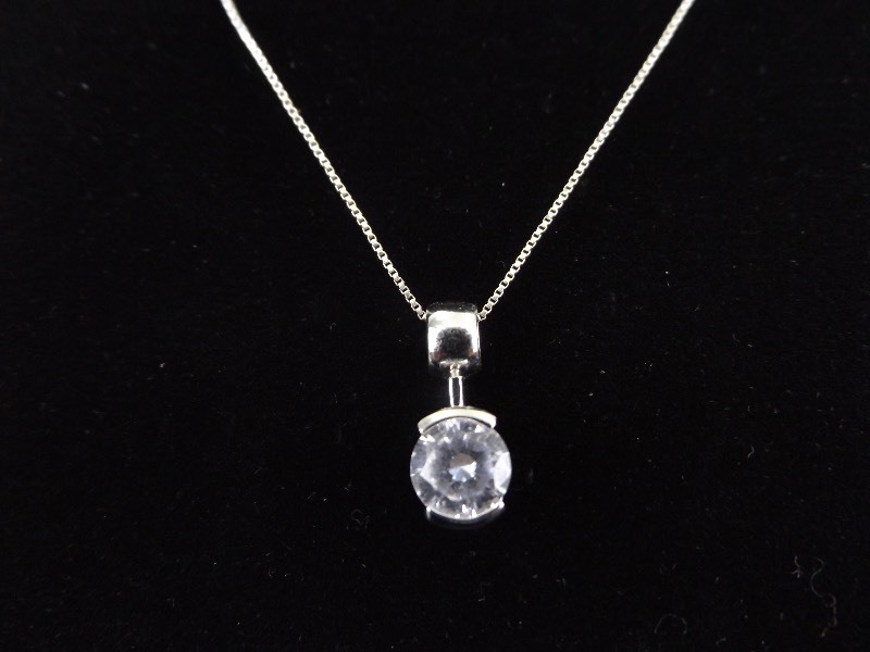 .925 Sterling Silver 2 ct Faceted Crystal Pendant Necklace