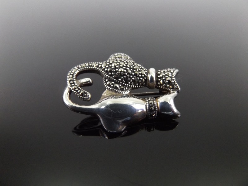 .925 Sterling Silver Cat Love Brooch