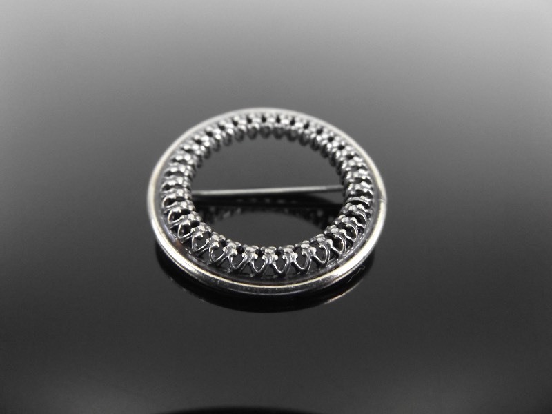 .925 Sterling Silver Designed Circle Brooch