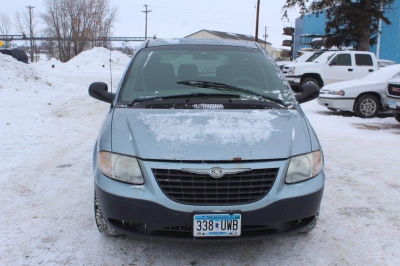 lot 3398 image: 2002 Chrysler Voyager