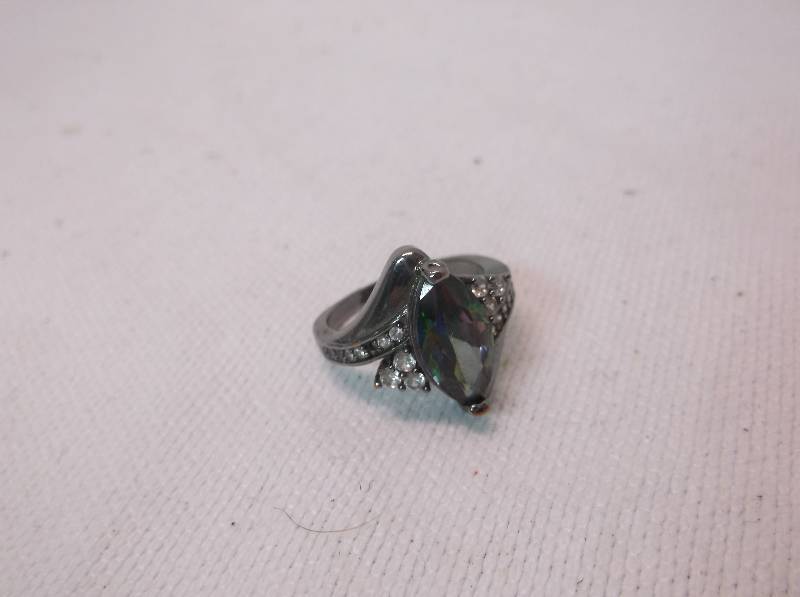 lot 13 image: Dinner Ring