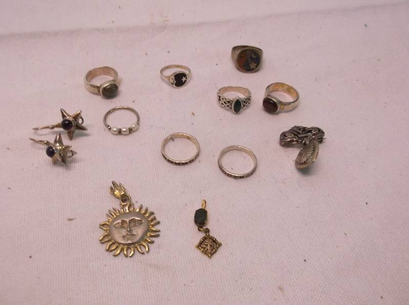 lot 15 image: Jewelry