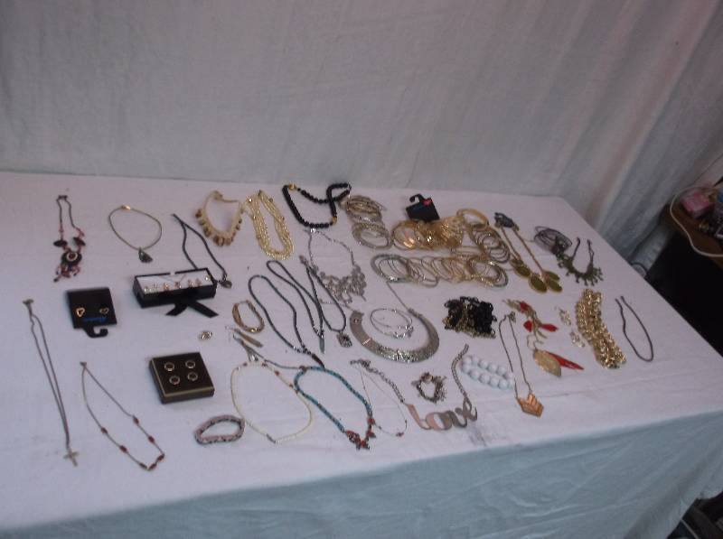 lot 16 image: Jewelry