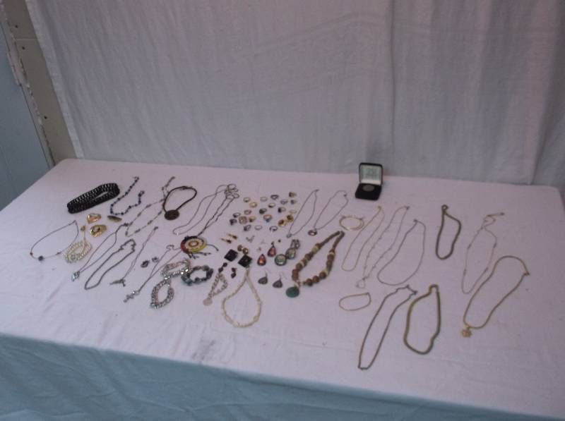 lot 17 image: Jewelry