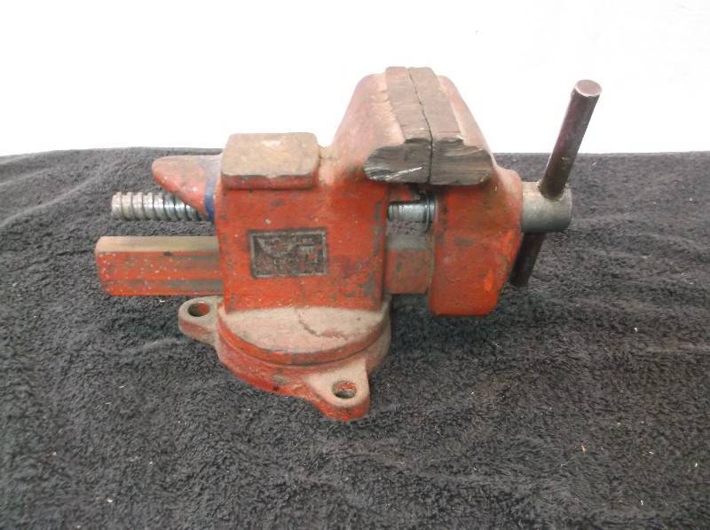 lot 81 image: Bench Vice