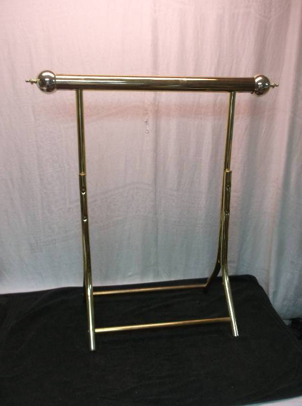lot 105 image: Quilt Rack