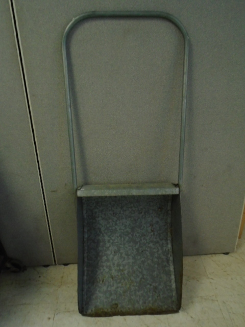 lot 26 image: Metal Scoop Shovel